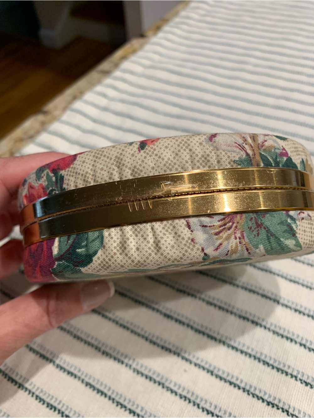 Vintage Floral Round Jewelry Box with Gold design - Picture 4 of 6